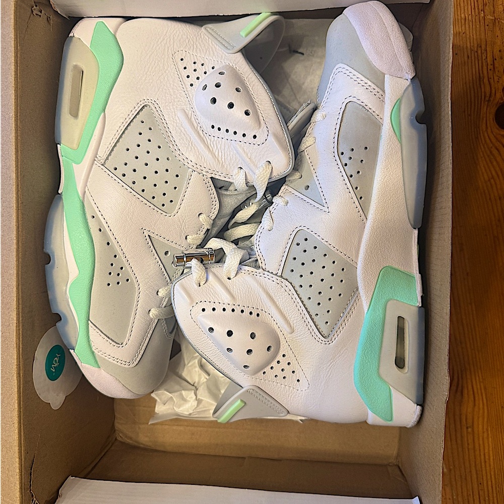 WMNS AIR JORDAN 6 RETRO SZ 8 white/pure platinum-mint foam